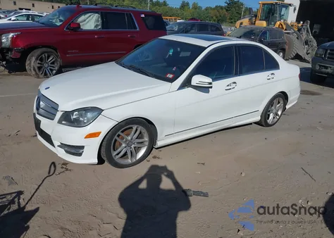 2013 Mercedes-Benz C 300 Sport 4Matic z USA, uszkodzony, nr VIN WDDGF8AB8DR287011